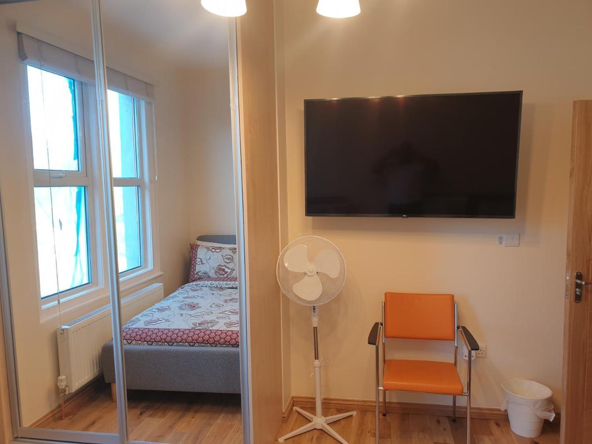 London Luxury Spacious 2 Bedroom Apartment 4 Mins From Ilford Stn. Free Parking Exteriér fotografie